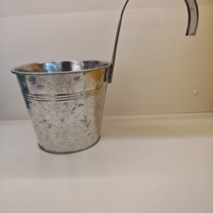 Verzinkter Blecheimer mit Hakengriff